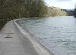 Aare heute kanalisiert und naturfern